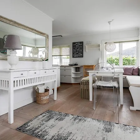 2 Person In V-by Traum